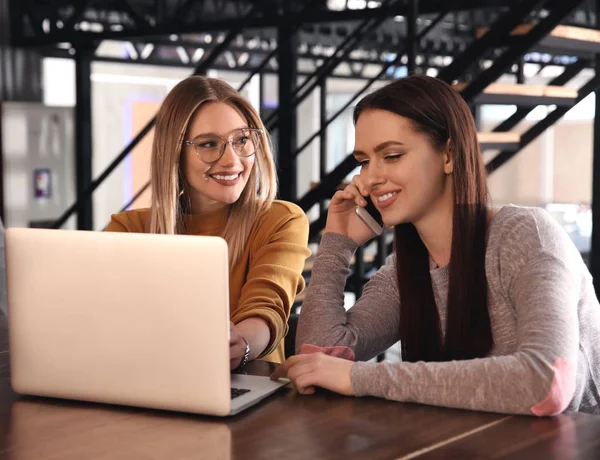 Junge Kollegen während der Kaffeepause im Café — Stockfoto