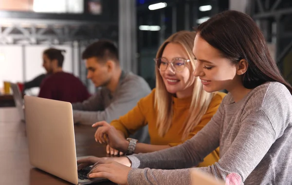 Junge Kollegen während der Kaffeepause im Café — Stockfoto