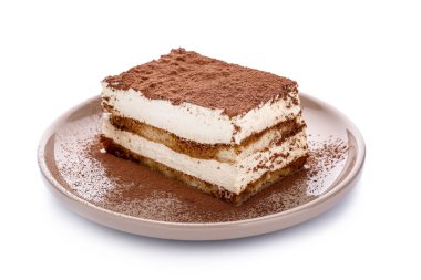 Beyaz arka planda lezzetli tiramisu tabağı