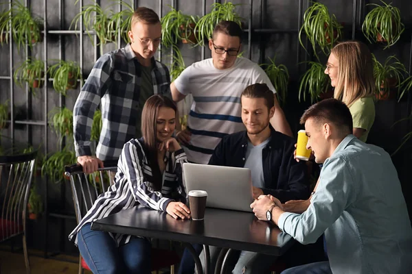 Unga kollegor under fika paus i caféet — Stockfoto