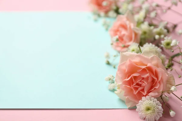 Leeg vel papier met mooie bloemen op kleur achtergrond — Stockfoto