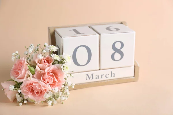 Calendrier avec la date du 8 Mars et de belles fleurs sur fond de couleur — Photo