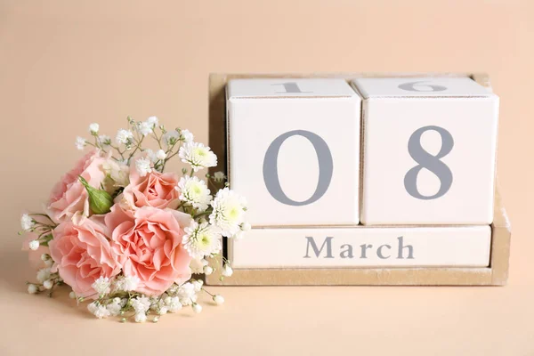 Calendario con fecha del 8 de marzo y hermosas flores sobre fondo de color — Foto de Stock