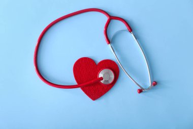 Renk arka planda kalp ile stetoskop