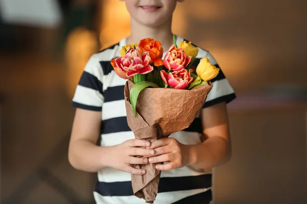 Lindo niño con ramo de hermosas flores — Foto de Stock