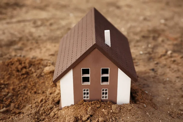 Modelo de casa en suelo al aire libre. Concepto de terremoto — Foto de Stock