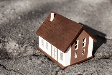 Kırık yol açık havada ev modeli. Deprem kavramı