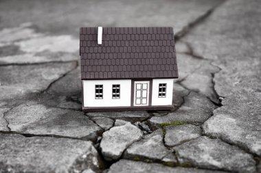 Kırık yol açık havada ev modeli. Deprem kavramı