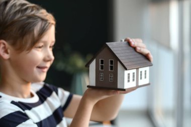 Evde model olan küçük çocuk. Deprem kavramı