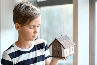 Evde model olan küçük çocuk. Deprem kavramı