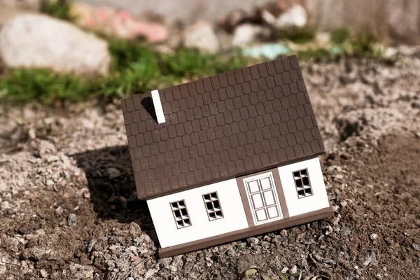 Modelo de casa en suelo al aire libre. Concepto de terremoto — Foto de Stock