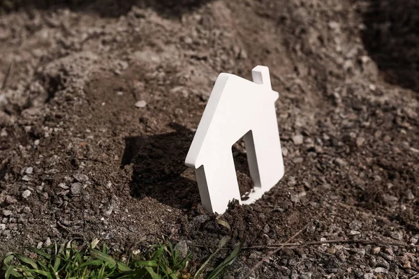 Modelo de casa en suelo al aire libre. Concepto de terremoto —  Fotos de Stock