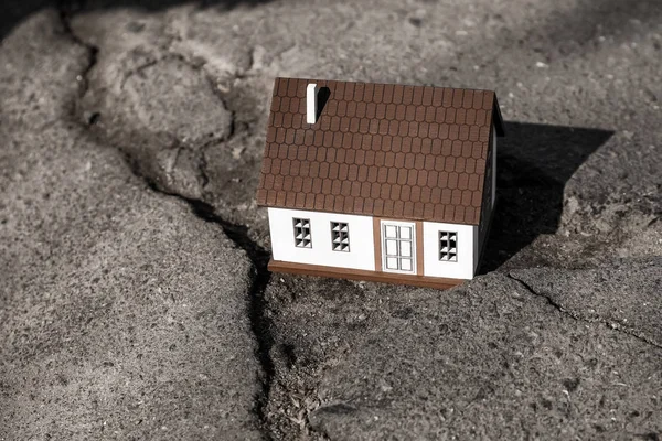 Modelo de casa en carretera agrietada al aire libre. Concepto de terremoto — Foto de Stock
