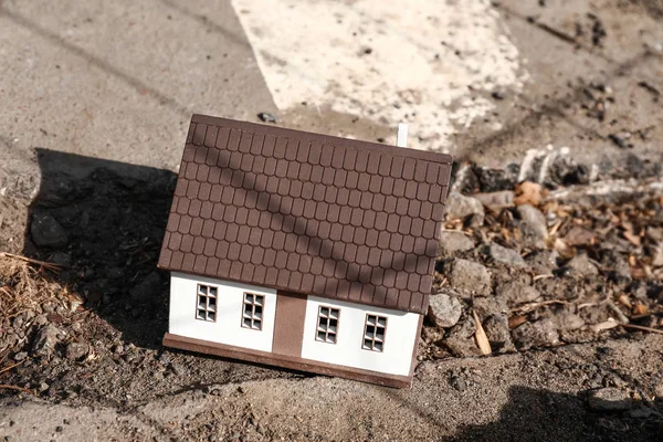 Modelo de casa al aire libre. Concepto de terremoto — Foto de Stock