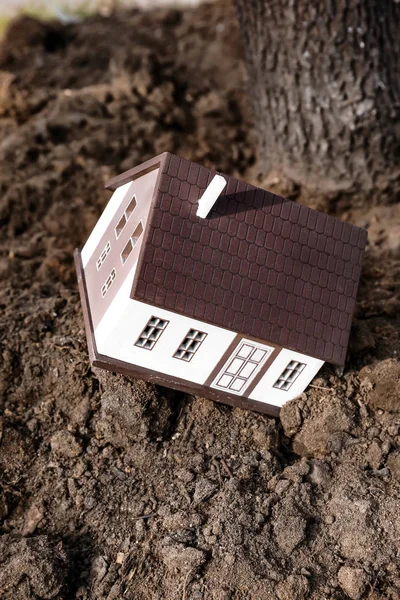 Modelo de casa en suelo al aire libre. Concepto de terremoto —  Fotos de Stock