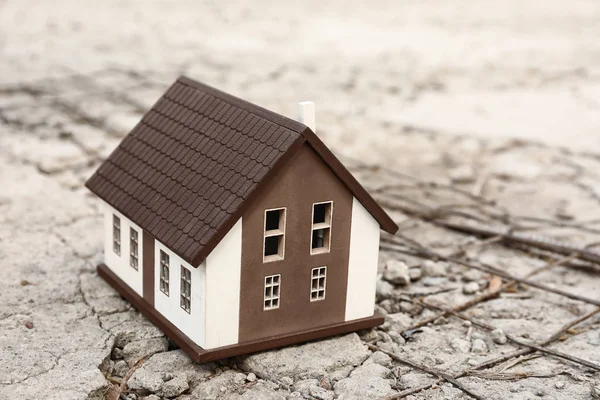 Kırık yol açık havada ev modeli. Deprem kavramı