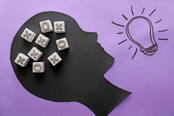 Cabeza humana con cubos y bombilla sobre fondo de color — Foto de Stock