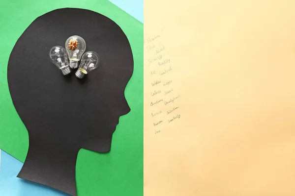 Творческая композиция с головой человека и лампочками на цветном фоне. Концепция здорового мозга — стоковое фото