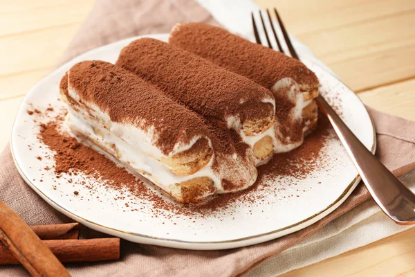 Placa com tiramisu saboroso na mesa de madeira — Fotografia de Stock