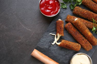 Masada soslar ile lezzetli mozzarella çubukları