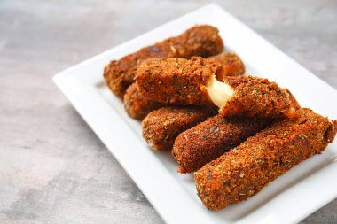 Gri masada lezzetli mozzarella çubukları ile plaka