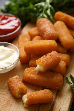 Masa üzerinde soslar ile lezzetli mozzarella çubukları, çekim