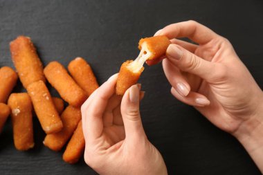 Kadın yemek lezzetli mozzarella sopa, kapatmak