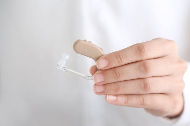 İşitme cihazı, closeup ile kadın doktor