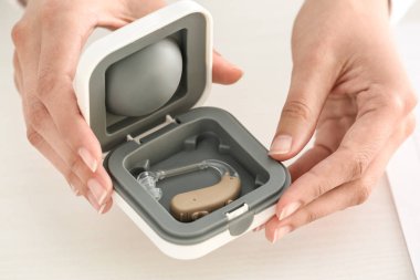 İşitme cihazı ile kadın doktor tutma kutusu