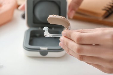 İşitme cihazı, closeup tutan kadın