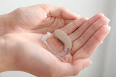 İşitme cihazı, closeup ile eller