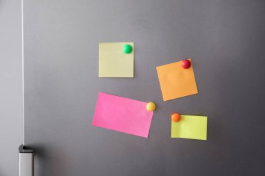 Buzdolabı kapı mıknatıslar ile kağıtlar