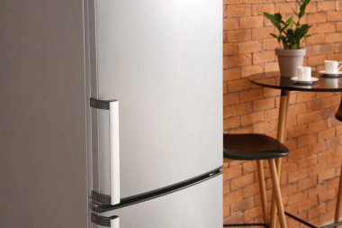 Mutfakta modern buzdolabı, Masa ve sandalyeler