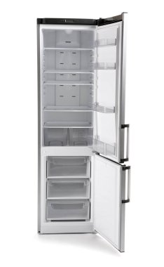 Beyaz arka planda boş buzdolabını aç