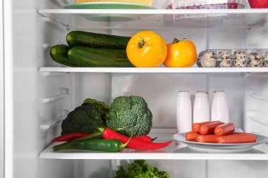 Açık buzdolabı farklı gıda dolu