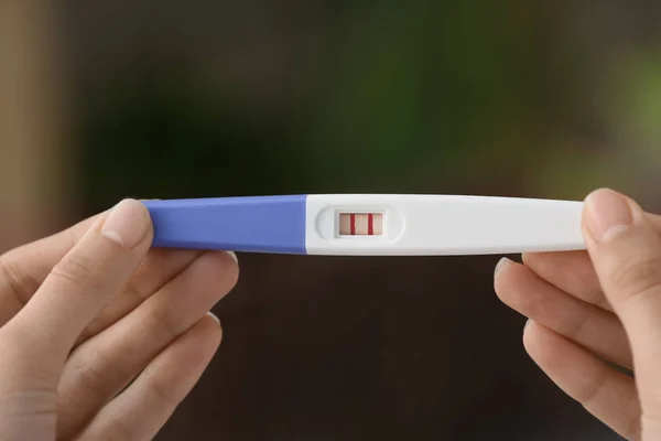 Kobiece ręce z testu ciążowego — Zdjęcie stockowe