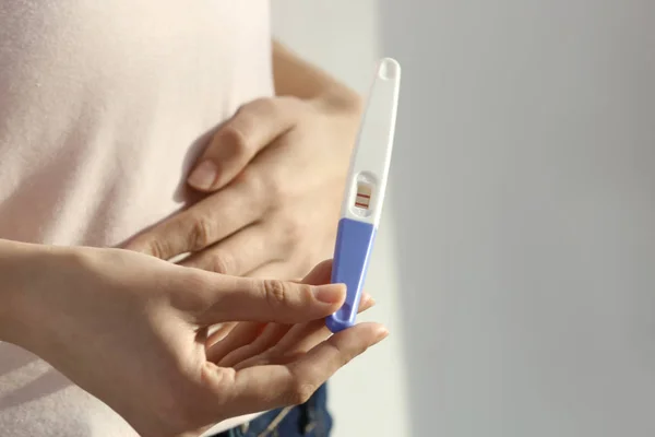 Kobieta z testu ciążowego, zbliżenie — Zdjęcie stockowe