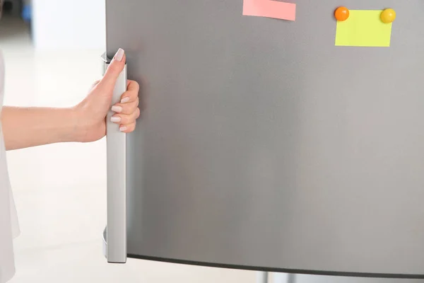 Donna apertura frigorifero moderno — Foto Stock