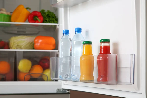 Frigorífico aberto cheio de alimentos diferentes — Fotografia de Stock