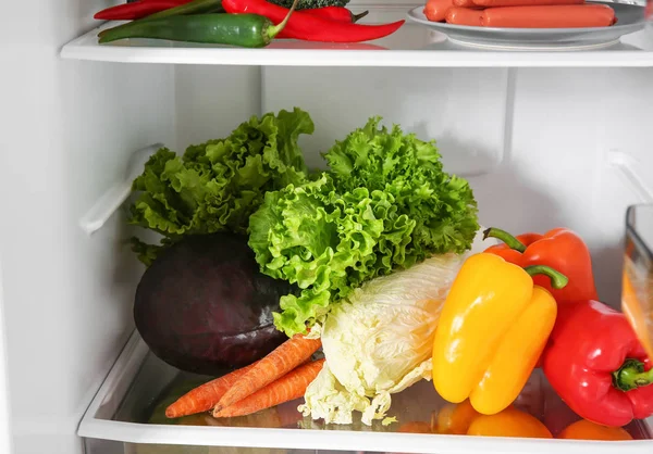 Offener Kühlschrank voller unterschiedlicher Lebensmittel — Stockfoto