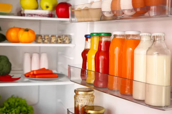 Открытый холодильник с разнообразной едой — стоковое фото