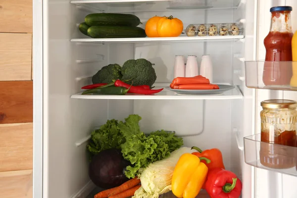 다른 음식으로 가득 찬 오픈 냉장고 — 스톡 사진