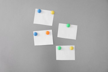 Buzdolabı kapı mıknatıslar ile kağıtlar