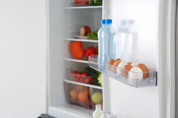 Buka kulkas penuh dengan makanan yang berbeda — Stok Foto