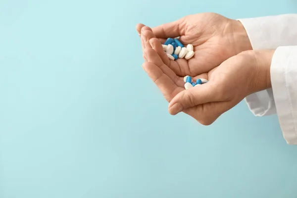 Female hands with pills on color background — Stock Photo, Image