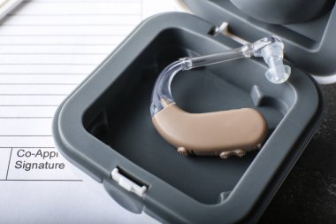 Doktor masasında işitme cihazı ile kutu, çekim