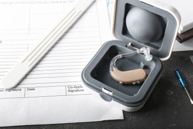 Doktor masasında işitme cihazı ile kutu