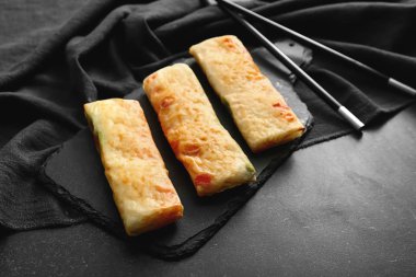 Koyu masada lezzetli kızarmış yay rulo