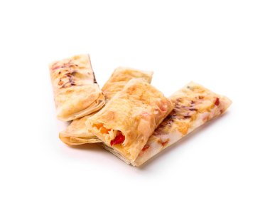 Beyaz arka planda lezzetli kızarmış börekler.