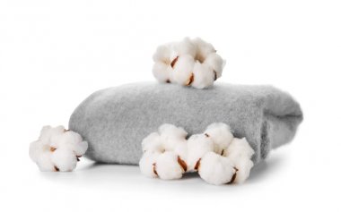 Beyaz arka planda örme kazak ile pamuk çiçekler